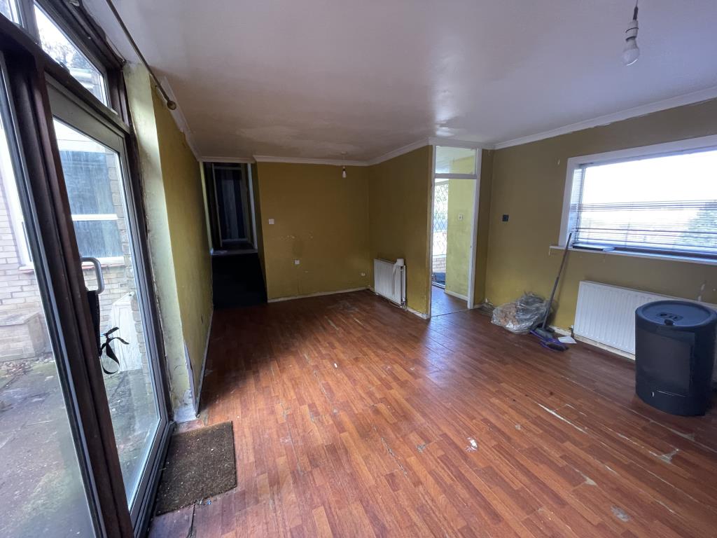Lot: 30 - BUNGALOW IN NEED OF REPAIR AND IMPROVEMENT - Inside image of living room